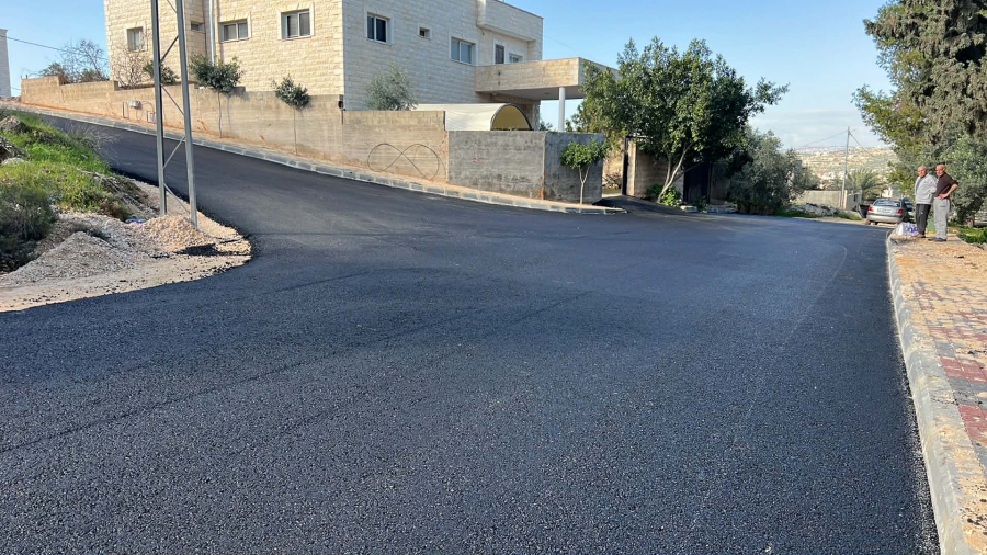 بالشراكة مع المجتمع المحلي تعبيد شارع اسكان موظفي بلدية جنين - منطقة حرش السعادة 