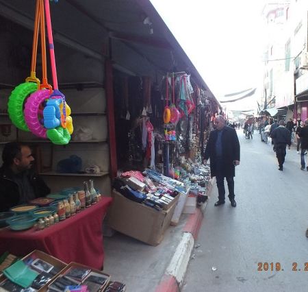 نائب رئيس بلدية جنين يتابع ميدانيا عملية تنظيم السوق التجاري