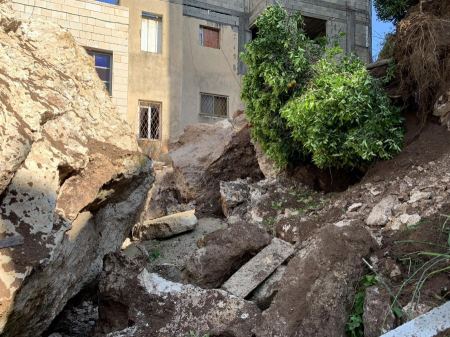 انهيارات للاتربة والصخور في عدة مناطق