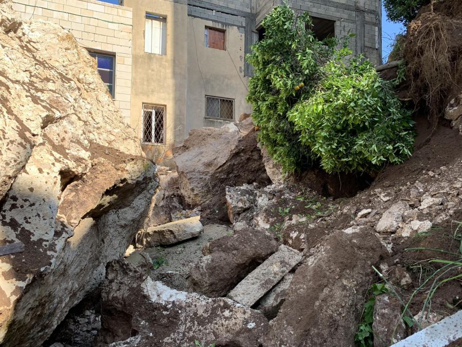 انهيارات للاتربة والصخور في عدة مناطق