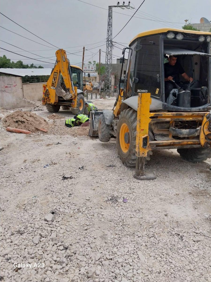 صيانة خطوط صرف صحي في عدة احياء 