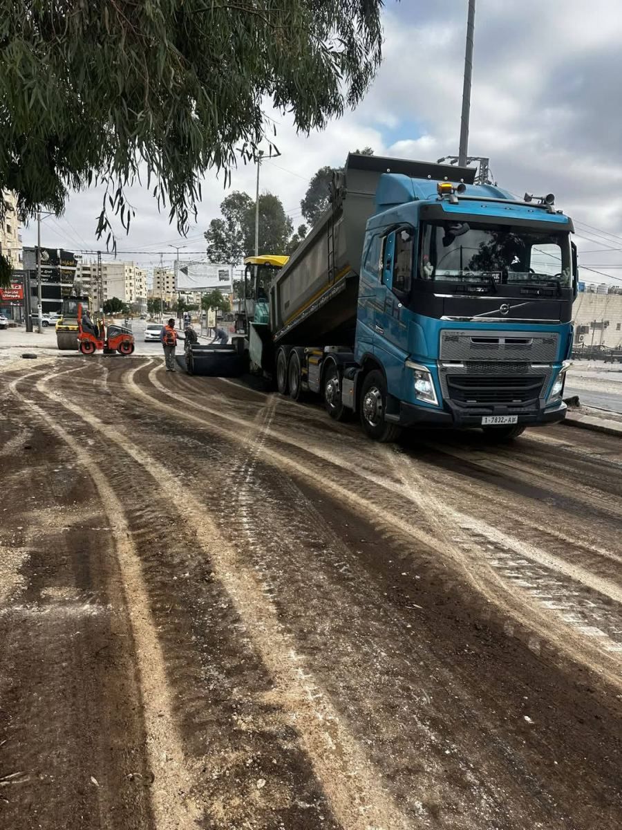 إعادة تأهيل وتعبيد مداخل المدينة والمربع التجاري