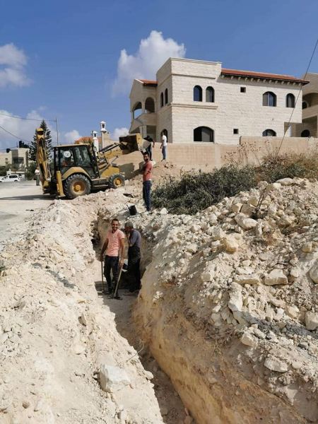 أعمال دائرة المياه و الصرف الصحي و دائرة الحركة : حيث تقوم طواقم البلدية بتمديد خط صرف صحي في منطقة خروبة