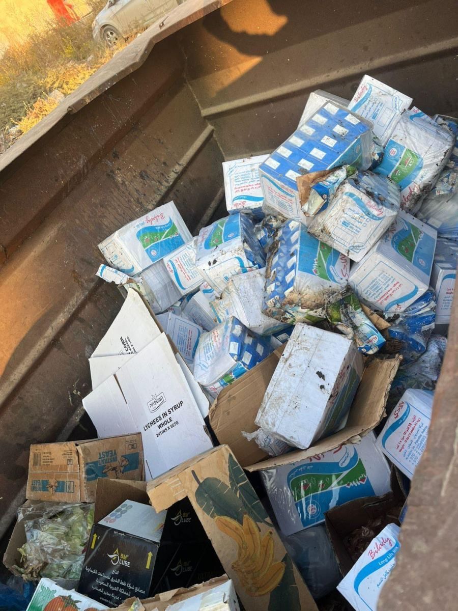 إتلاف كميه من المواد الغذائيه منتهية الصلاحيه 