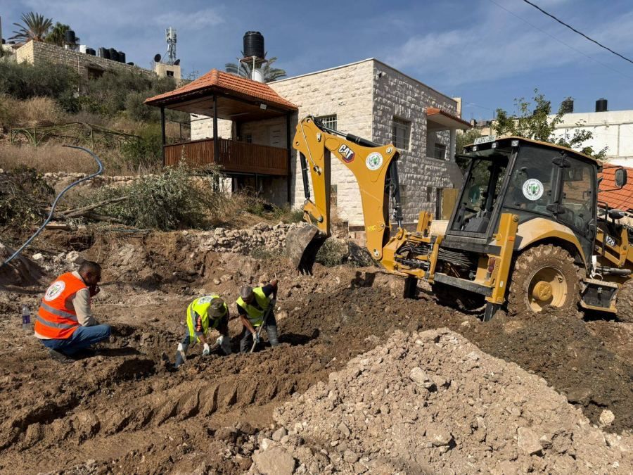 عادة تأهيل خطوط المياه والصرف الصحي وفتح الطريق للسكان بحي خلة الصوحة